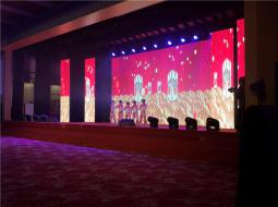 室内外背景板舞台搭建差异与要点